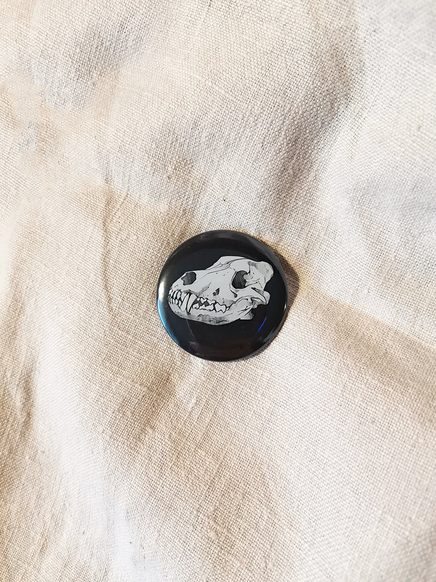 Przypinka z czaszką wilka