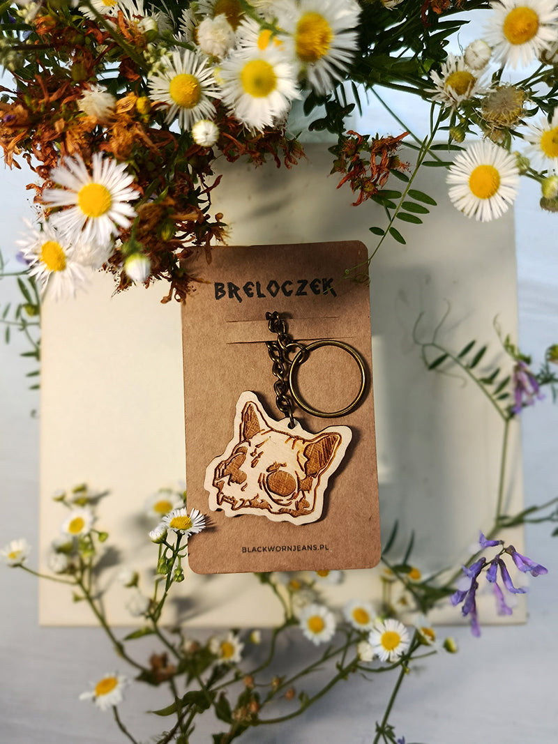 Breloczek drewniany z czaszką kota z uszami