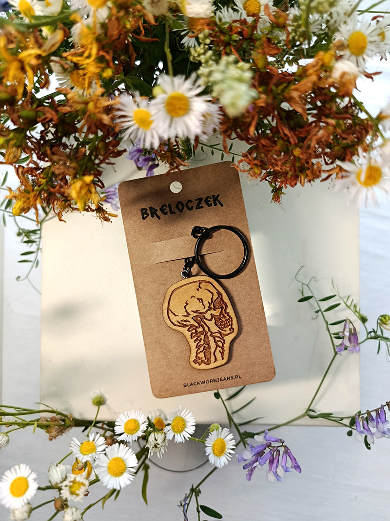 Breloczek drewniany z czaszką człowieka